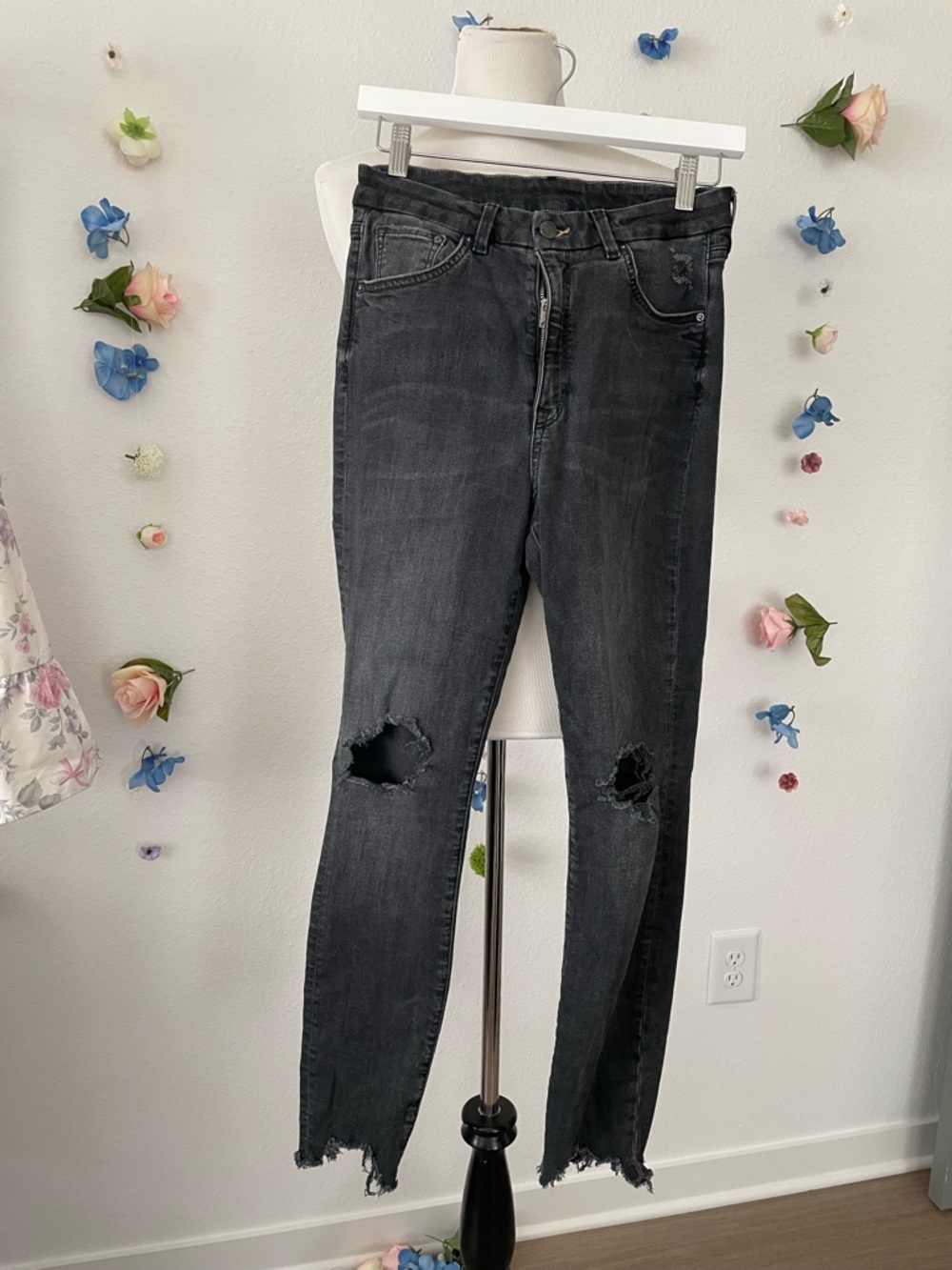 H&M Black Skinny Jeans with Knee Rips